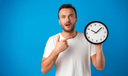 homme qui attend avec une horloge