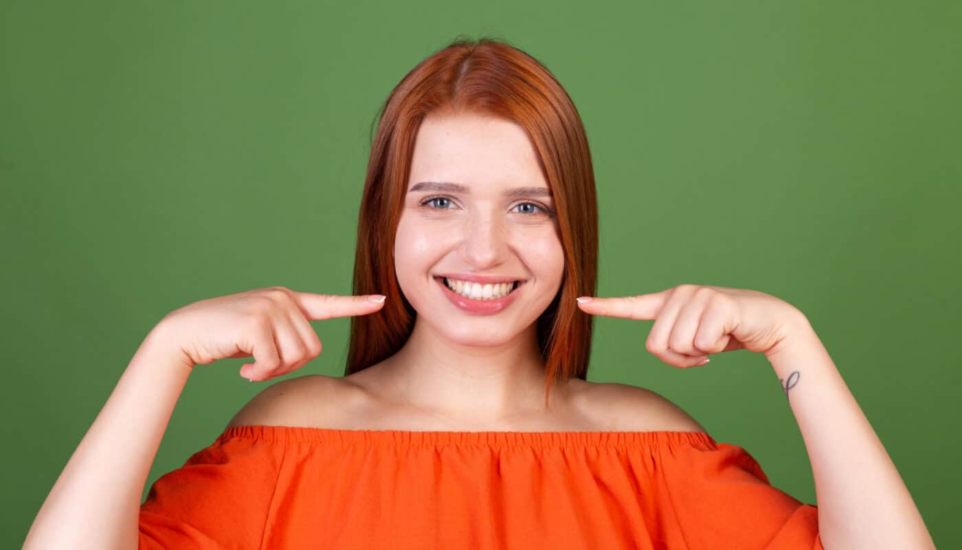 femme qui montre ses dents