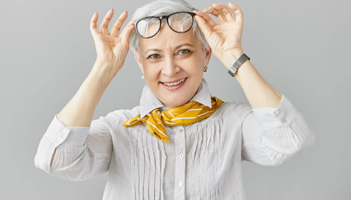 femme qui enlève ses lunettes