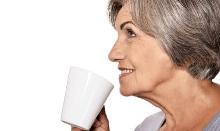 femme qui boit du café