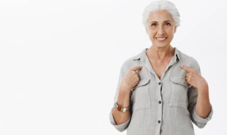 femme âgée que se montre du doit