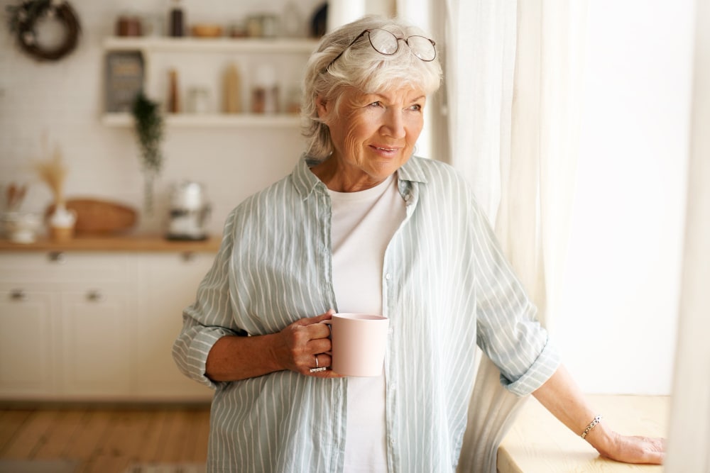 Personne âgée qui boit du café