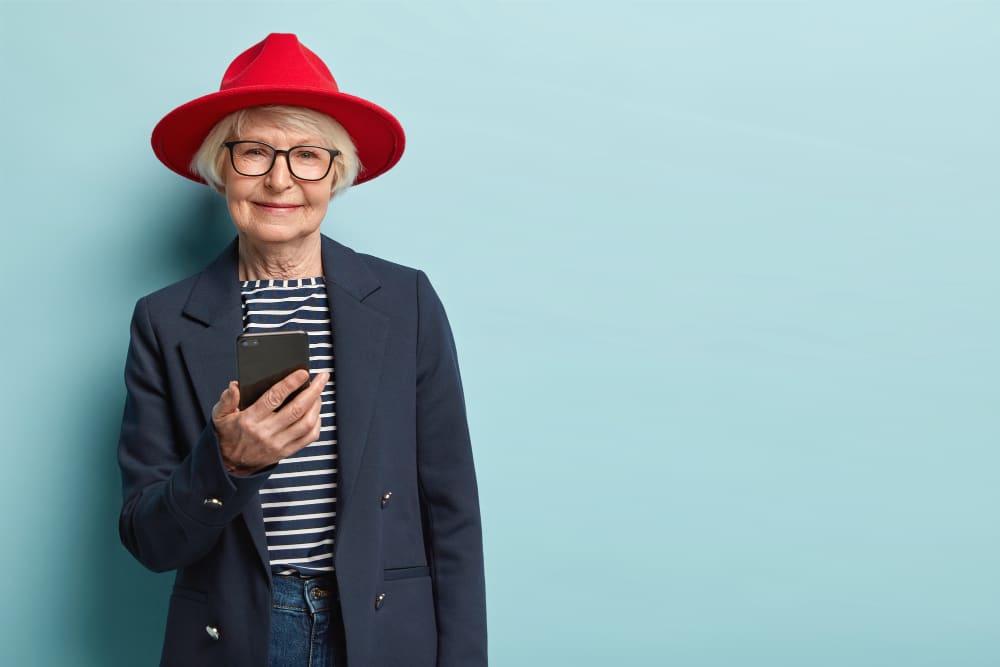 femme âgée avec son téléphone portable