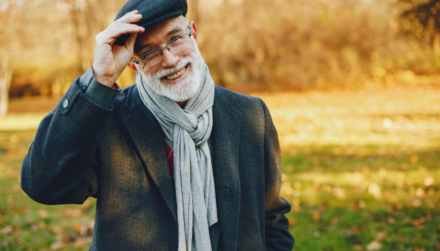 senior avec une écharpe et une casquette