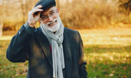 senior avec une écharpe et une casquette