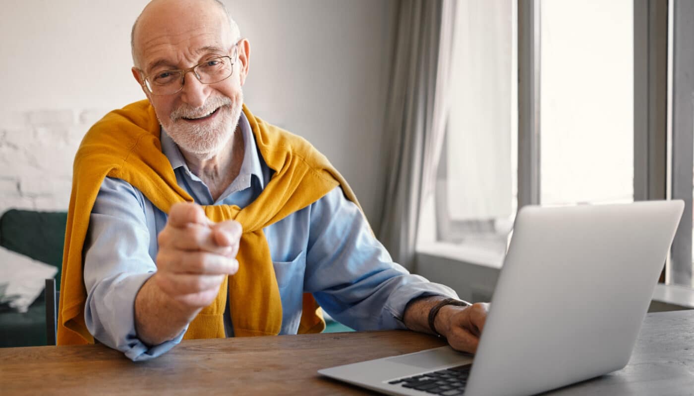 homme âgée avec son ordinateur