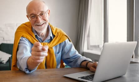 homme âgée avec son ordinateur