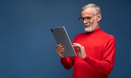 senior avec sa tablette