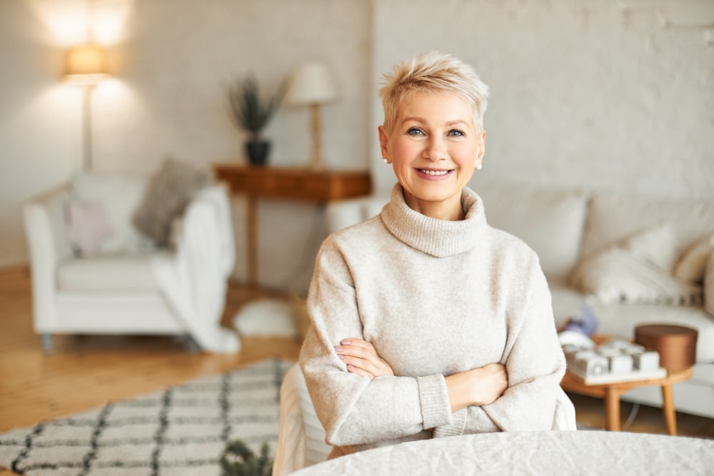 femme dans son salon qui sourit