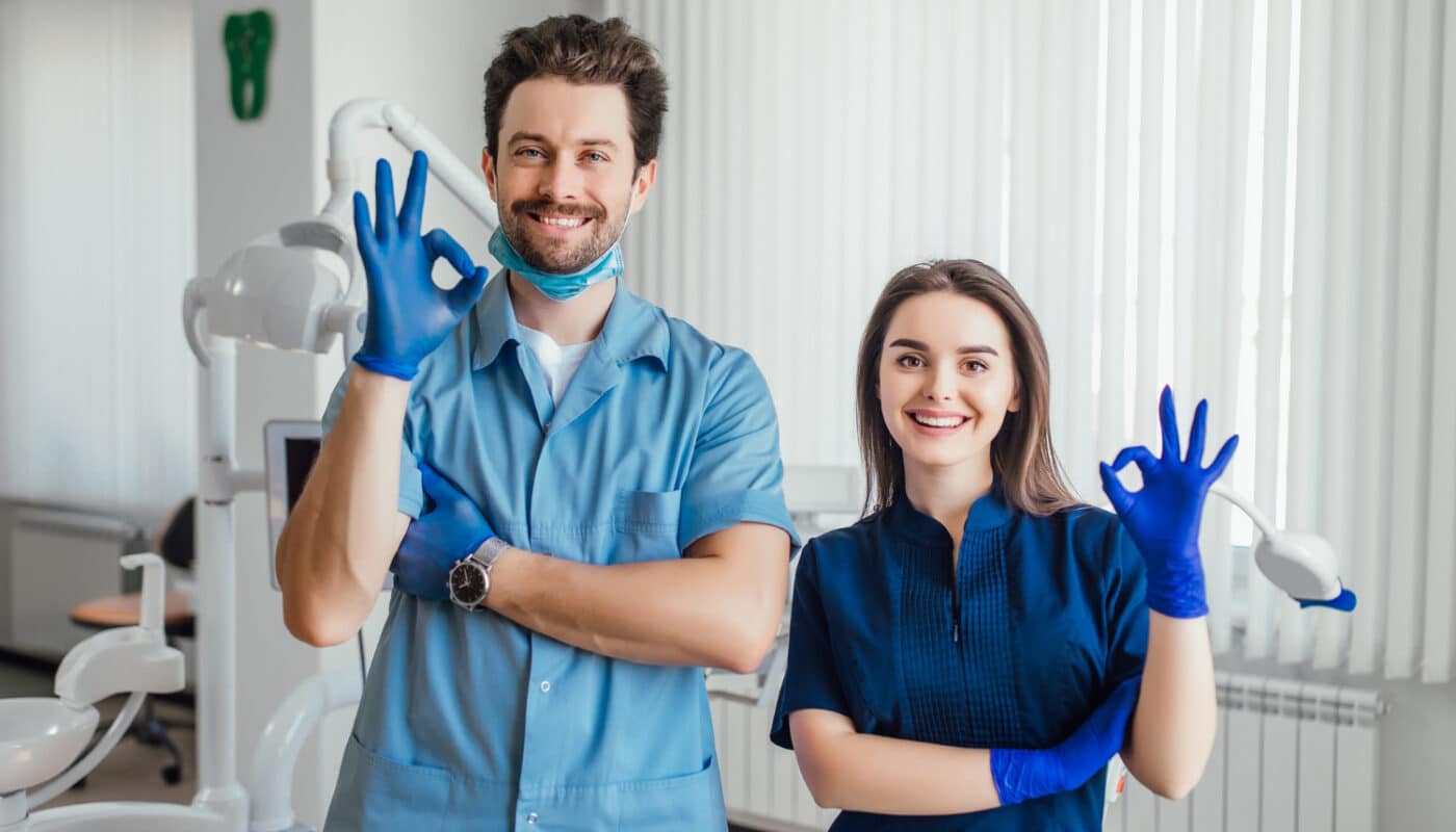 deux dentistes qui sourient