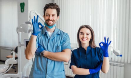 deux dentistes qui sourient