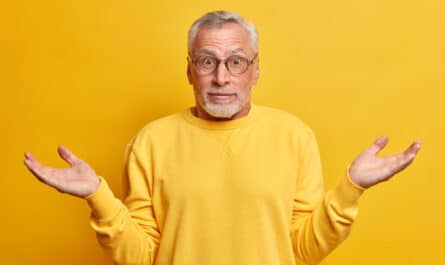 homme agé qui doute