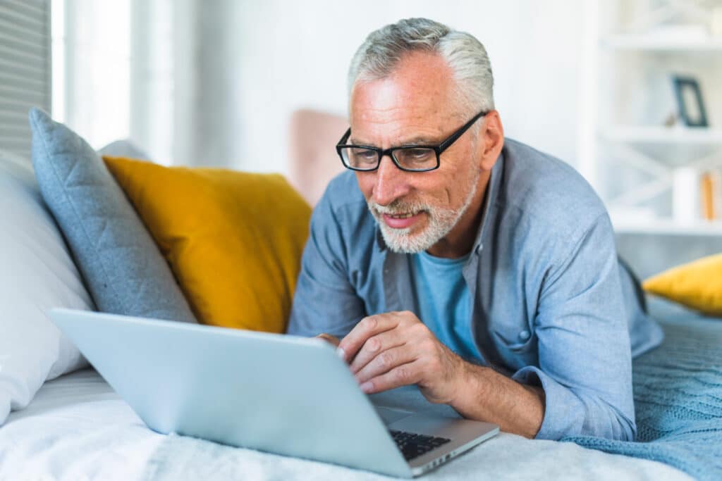 retraité sur son ordinateur