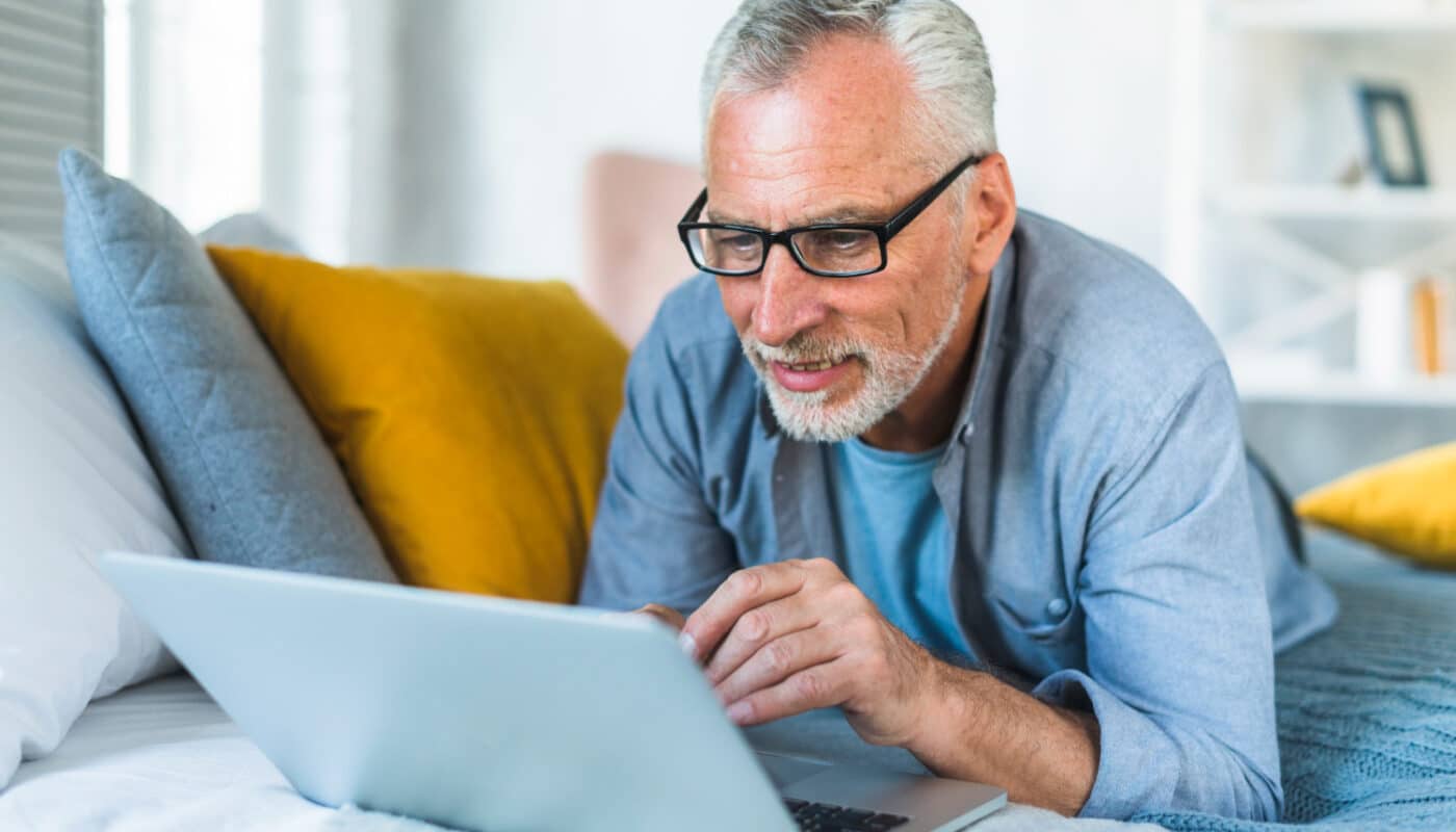 retraité sur son ordinateur