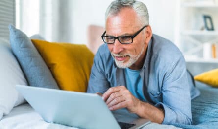 retraité sur son ordinateur