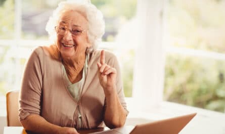 senior sur son ordinateur