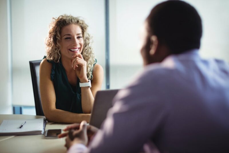 conseillère face a un client