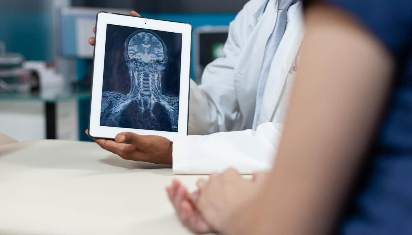 radiographie tête et cou présenté sur tablette a un patient