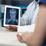 radiographie tête et cou présenté sur tablette a un patient