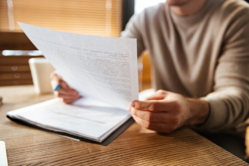 homme qui tient un document