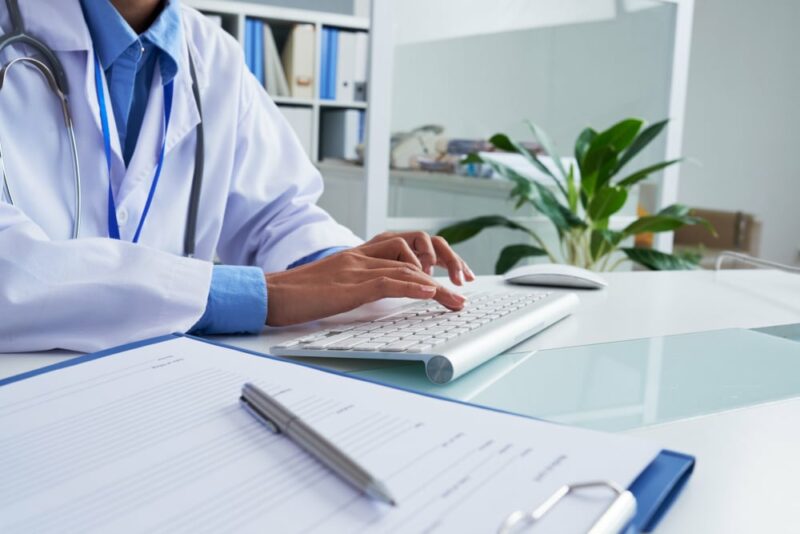 médecin tapant sur son clavier