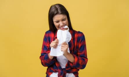 femme énervé qui déchire un contrat  avec les dents et les mains