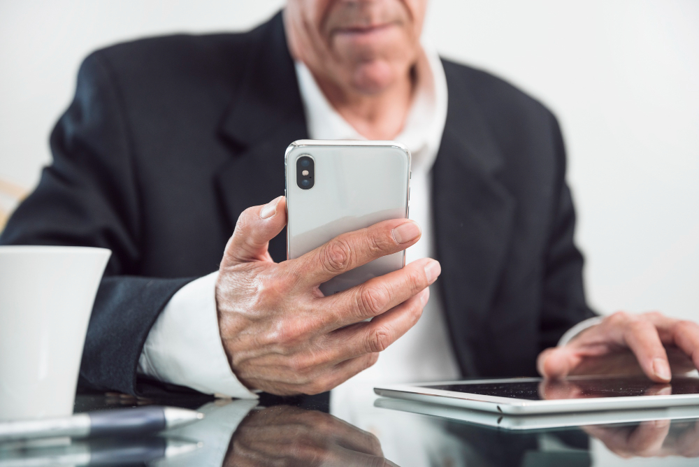 sénior sur son téléphone