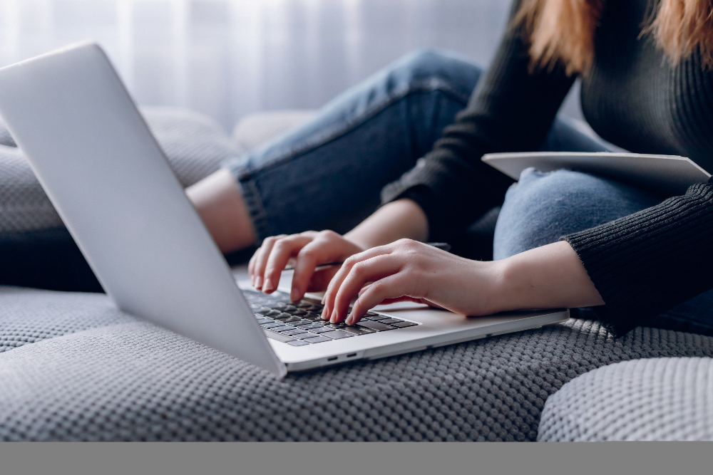 femme qui écrit sur un ordinateur portable