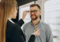 homme chez son opticien