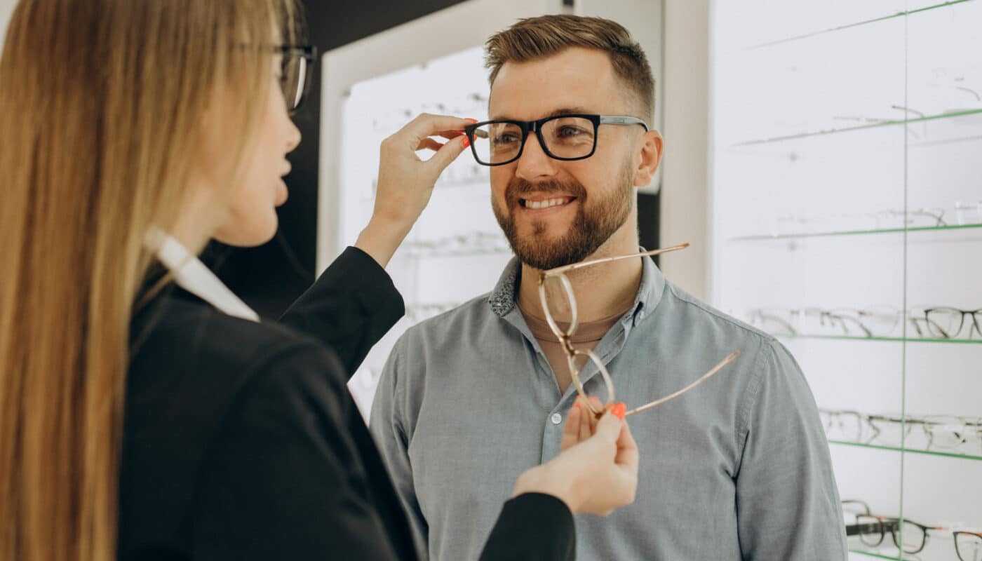 homme chez son opticien