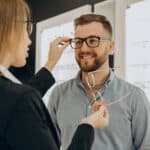 homme chez son opticien