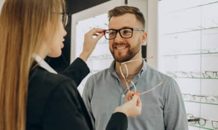 homme chez son opticien