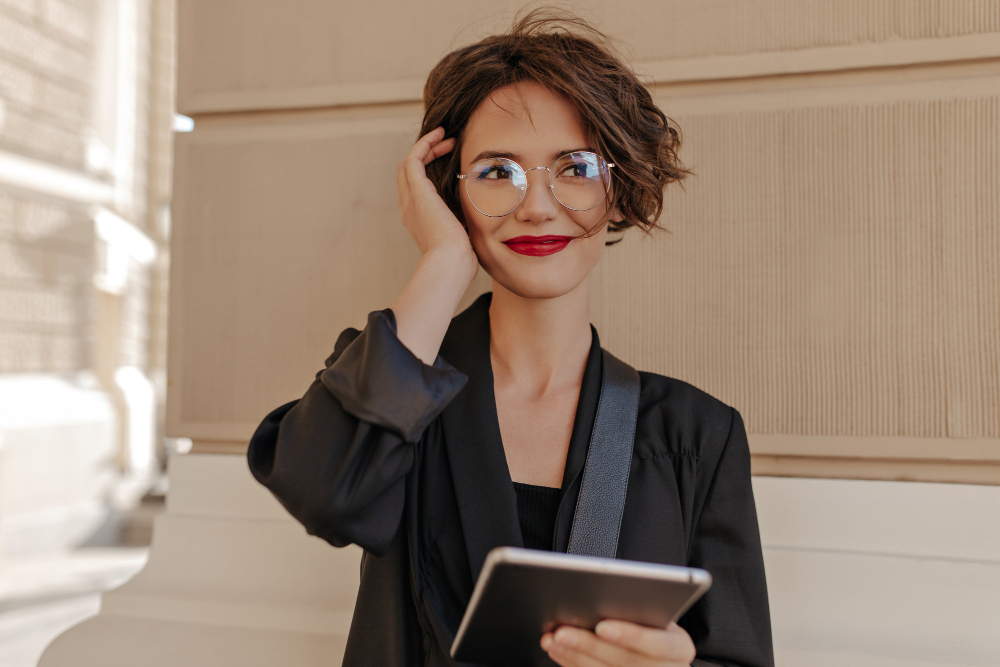 femme avec des lunettes