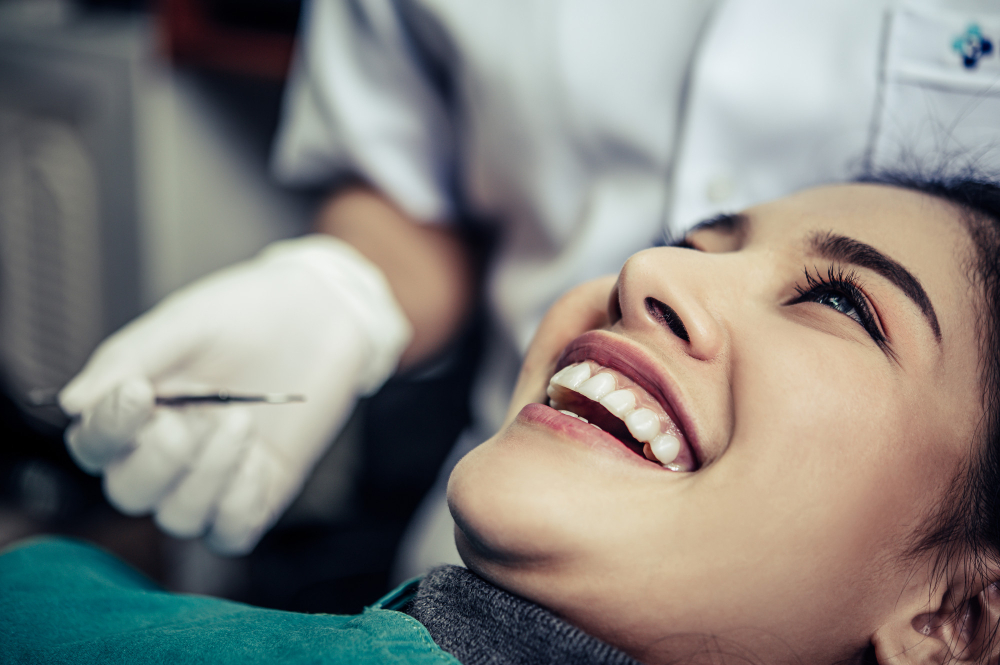 femme chez le dentiste