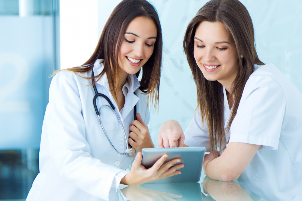 deuc femmes médecins qui regardent une tablette