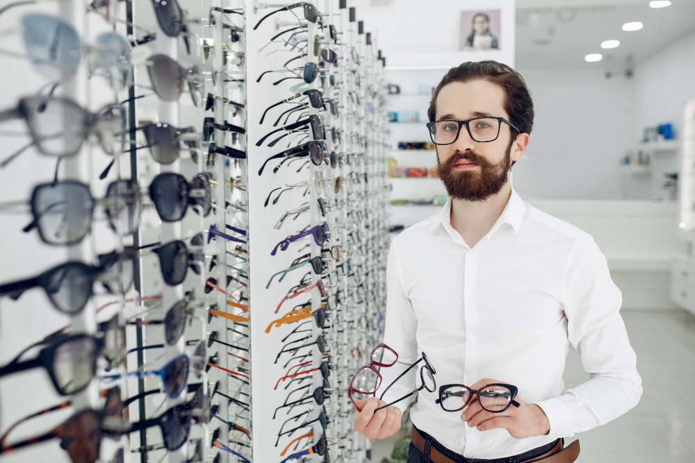 homme chez l'opticien