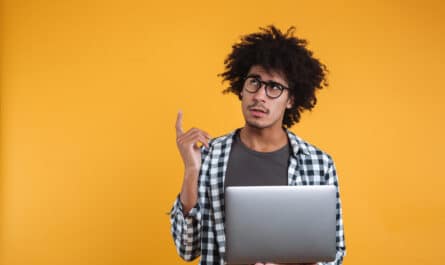 homme qui doute avec un ordinateur portable