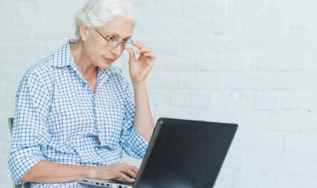 séniore avec un ordinateur portable