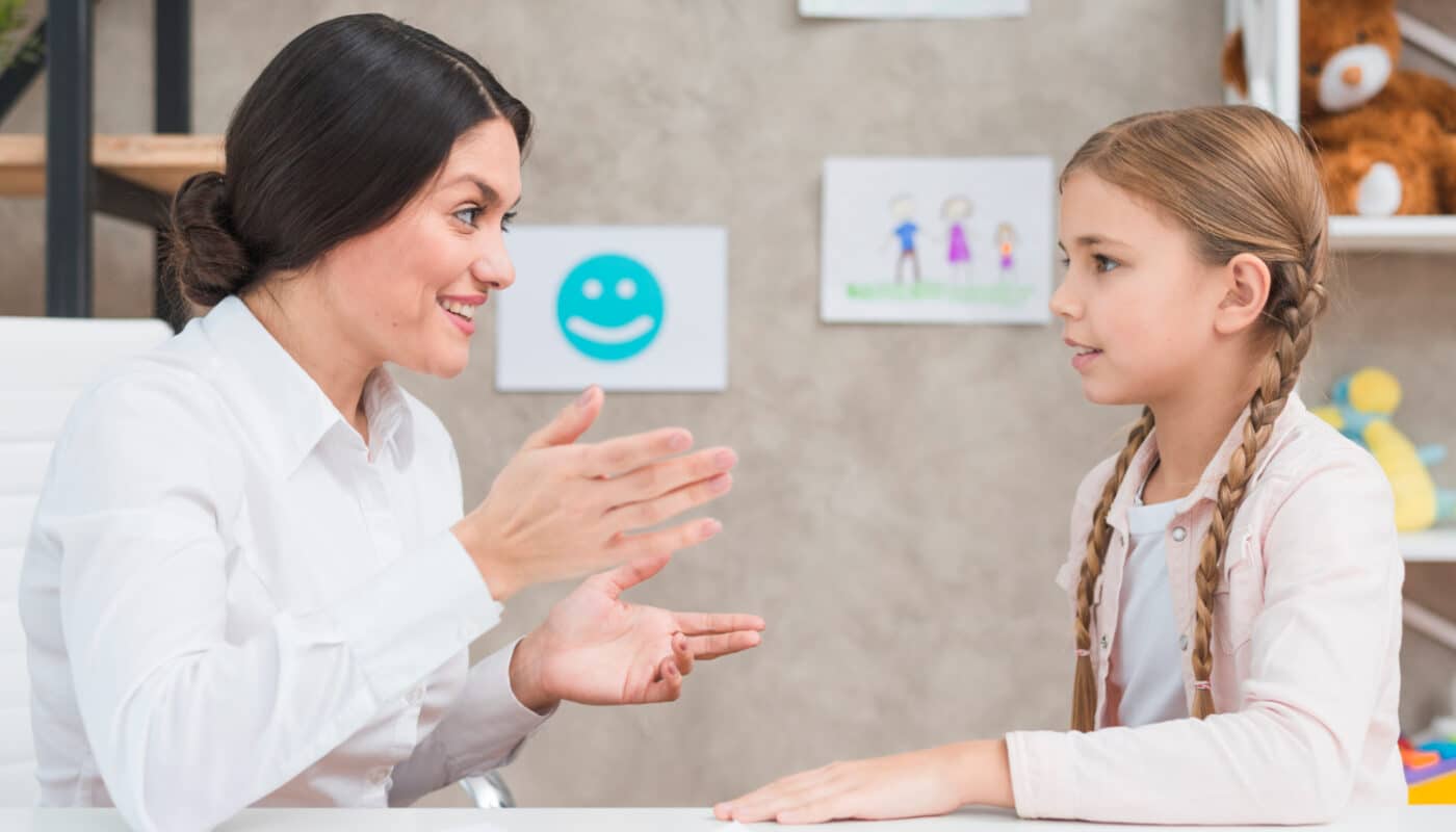 psychologue avec une petite fille