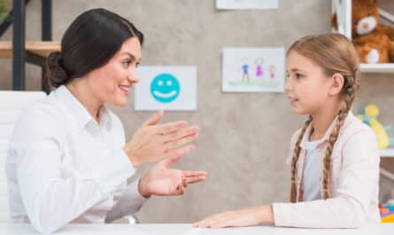 psychologue avec une petite fille