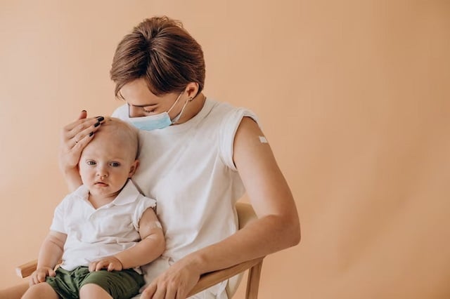 Père caresse son bébé malade