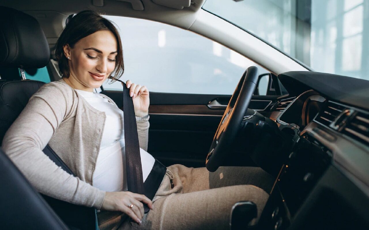 Femme Enceinte Au Volant D'une Voiture Portant Une Ceinture De Sécurité