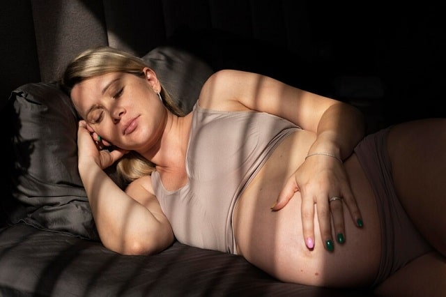 femme enceinte qui n'arrive pas à dormir