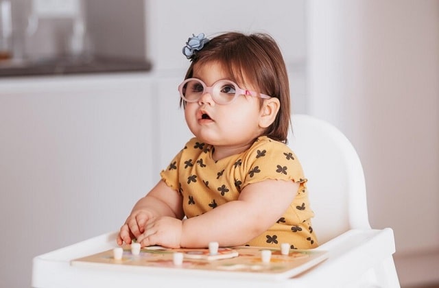 fille portait des lunettes jouant avec des jouets