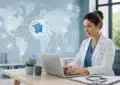 Couverture illustrant mutuelle santé pour expatriés entre France et étranger