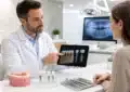 Sourire avec implants et prothèses dentaires et consultation d'assurance